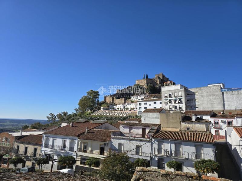 Foto c00b7e82-6b9e-416a-80d3-cea60e473f24. Casa aparellada amb aparcament a Alburquerque