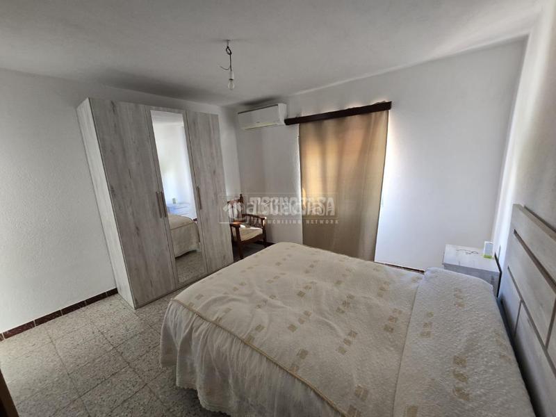 Foto f09929f2-c1ce-423d-a7ce-a3ec27d599d9. Casa aparellada amb aparcament a Alburquerque