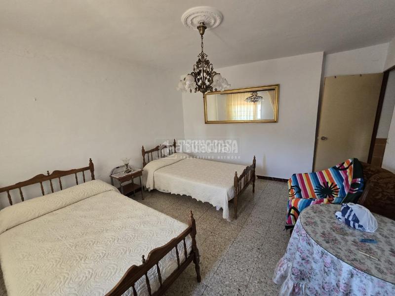 Foto f9d143c1-9197-4a10-a02f-c16354f30d73. Casa aparellada amb aparcament a Alburquerque