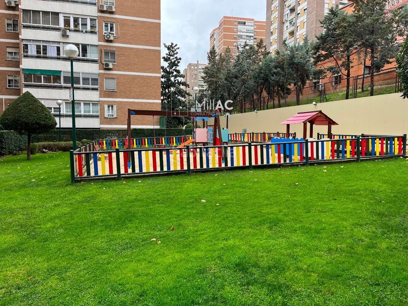 Foto c1df1477-42f3-49bb-84e1-6dcc1cb7bc68. Piso en La Paz Madrid