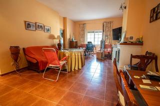 Mas à Zona Hospital. Casa rural en venta en linares