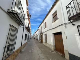 Casa aparellada a Baeza. Casa en venta en baeza