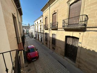 Casa aparellada a Baeza. Casa en venta en baeza