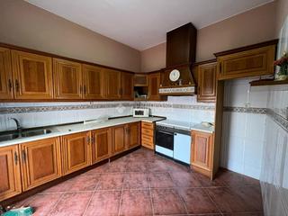 Casa aparellada a Baeza. Casa en venta en baeza