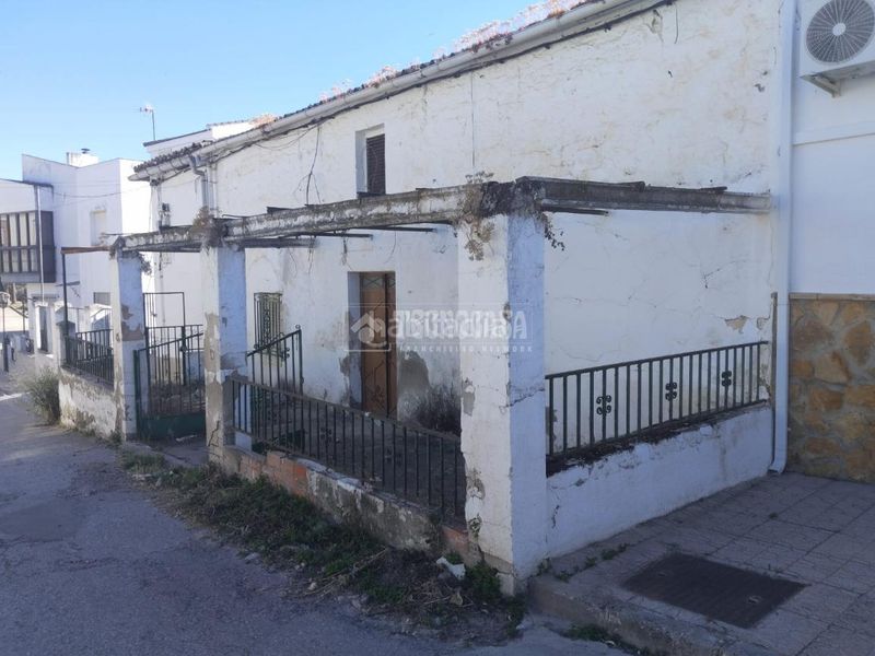 Foto 2b5e2bb2-5996-4aae-aafa-db709102fccf. Casa aparellada a Mengíbar