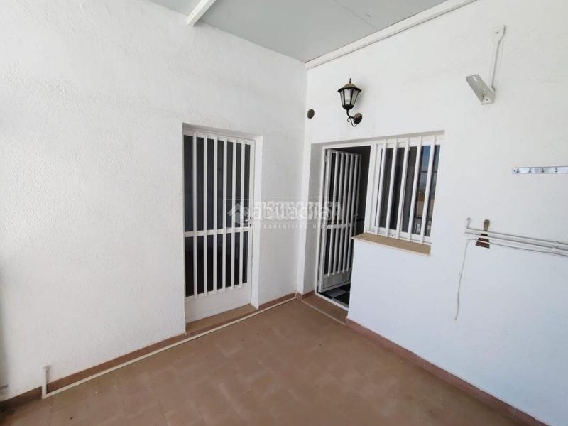 Foto 53402534-81aa-4c1c-8a81-584df2a49c3d. Casa aparellada amb aparcament piscina a Mengíbar