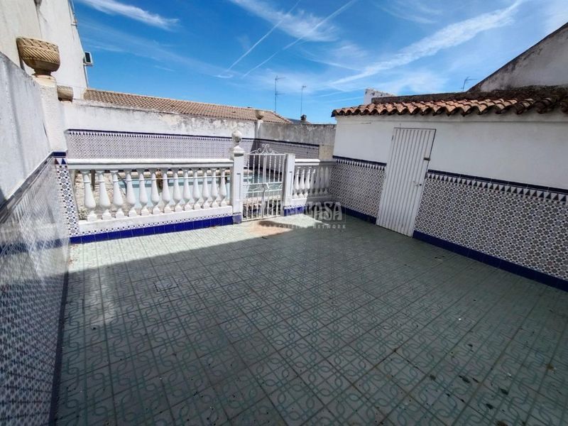 Foto cc1765cf-53dc-48a4-9696-93bcc49d7e56. Casa aparellada amb aparcament piscina a Mengíbar
