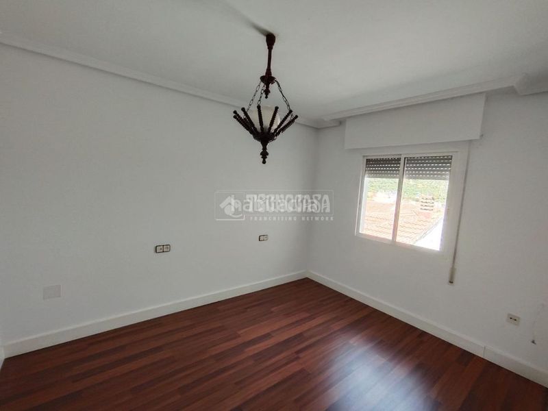 Foto ce590a54-5b2a-4dd2-ab51-5d9a63fd3f97. Casa aparellada amb aparcament piscina a Mengíbar