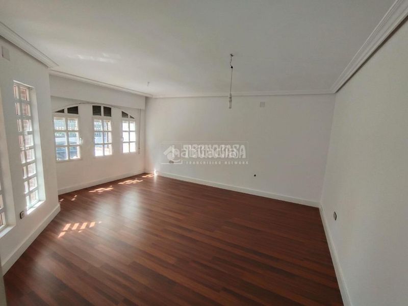 Foto e25f379c-bd1a-4136-9018-284e676375fb. Casa aparellada amb aparcament piscina a Mengíbar
