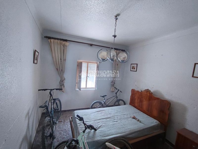 Foto c442aded-deff-4c91-bee0-6f3ef49b3d48. Casa aparellada a Mengíbar