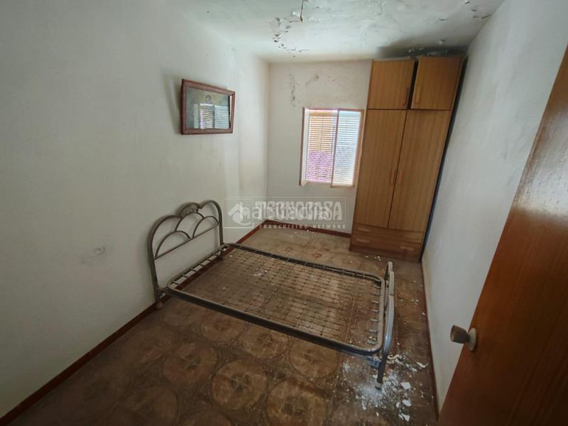 Foto cba8171b-6231-4e80-b09d-b4a9e7afbdbc. Casa aparellada a Mengíbar