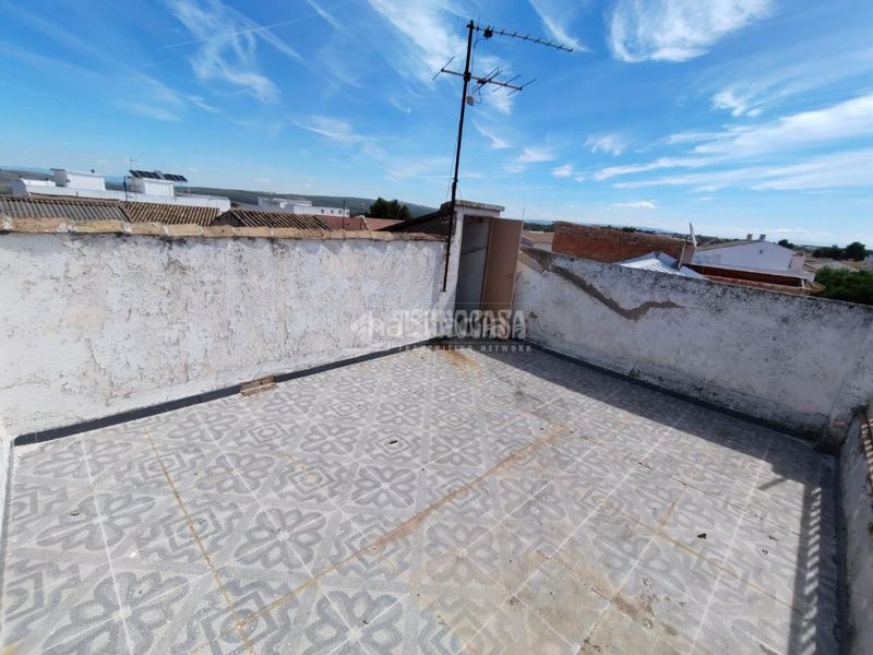 Foto ea044cb8-a77c-468d-a3b3-bbe9ca191141. Casa aparellada a Mengíbar