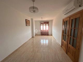 Casa aparellada a Mengíbar. Casa en venta en mengíbar