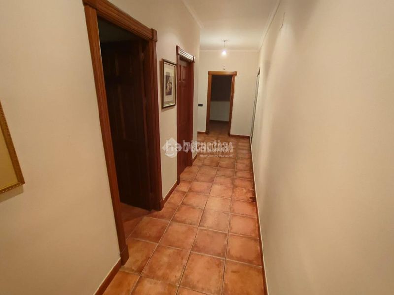 Foto 899df009-84b2-4f07-abcc-aec5e0317332. Casa aparellada a Mengíbar