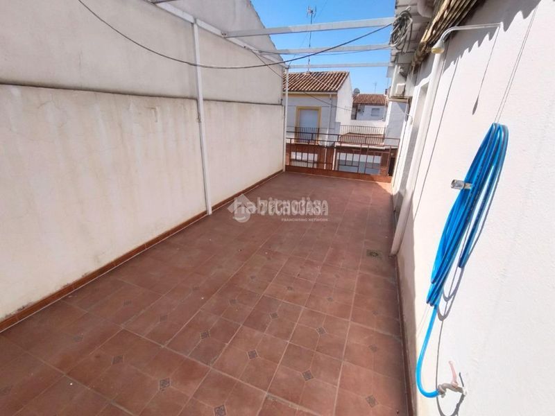 Foto 198b0d81-4150-42f9-a2ec-d02b3d4b54ba. Casa aparellada amb aparcament a Mengíbar