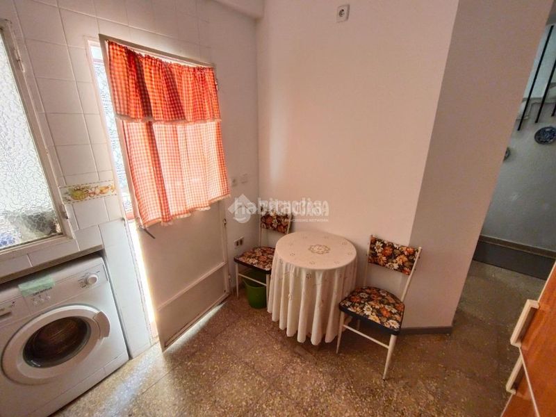 Foto 3b7f1228-3d03-42a9-8e77-58a00f2d0338. Casa aparellada amb aparcament a Mengíbar
