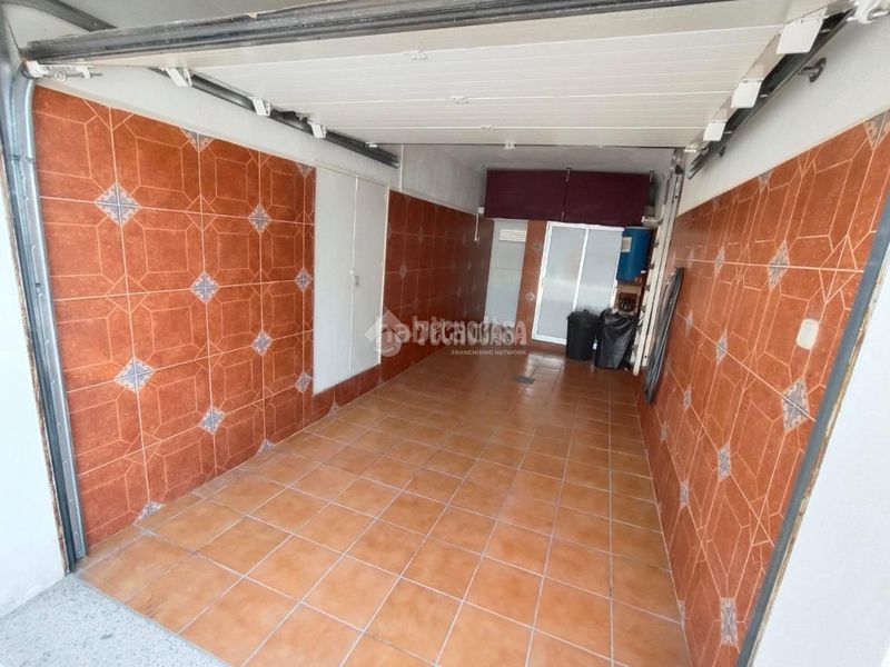 Foto b919ae19-50a4-4d27-9950-97ad0946a226. Casa aparellada amb aparcament a Mengíbar
