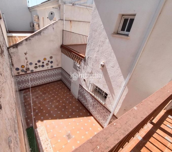 Foto f4dadb1c-c39a-4473-9954-59aae5590073. Casa aparellada amb aparcament a Mengíbar