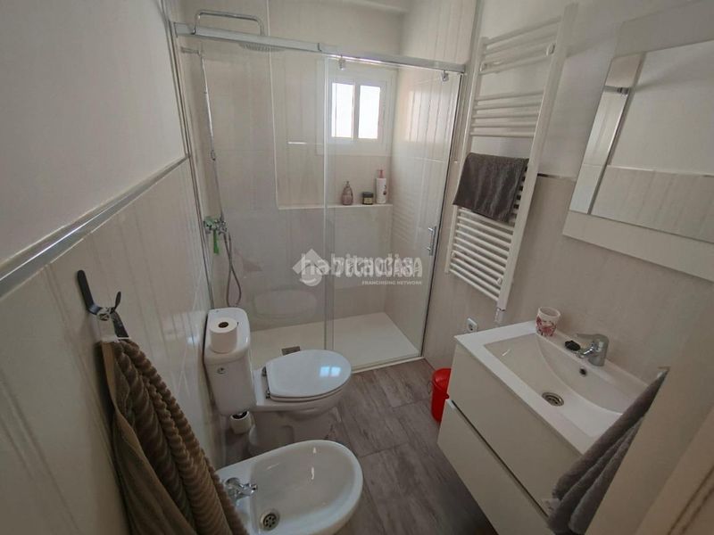 Foto f65f2799-a393-4cf0-adcc-aae661418fa0. Casa aparellada amb aparcament a Mengíbar