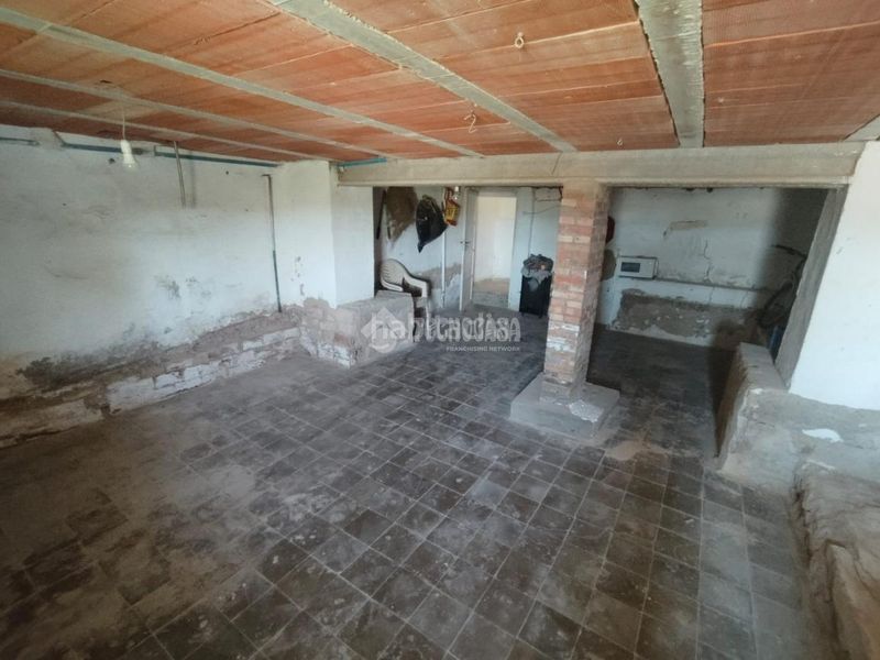 Foto 4f35f55c-b945-411c-99c9-ff2398e8a081. Casa aparellada amb aparcament a Espeluy