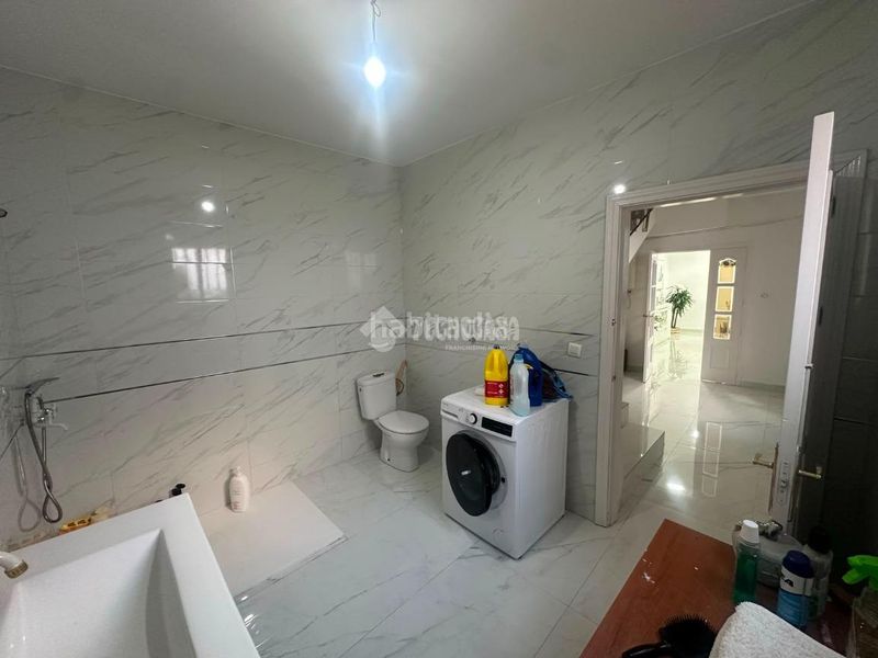 Foto f49b67da-90a8-4142-a818-1103fb33dc29. Casa aparellada a Mengíbar