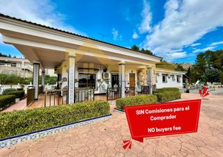 Chalet à Xàtiva. Elegante villa de 5 dormitorios con amplios espacios, piscina y