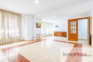 Etagenwohnung  Carrer d'asensi. Piso en centro de castelln