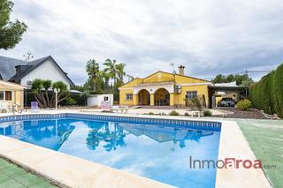 House in Serra. Chalet en urbanización torres de portacoeli