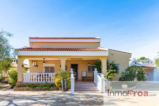 Casa en Los Pinares-La Masia. Chalet en pinares