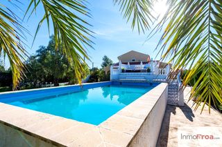 House in Los Pinares-La Masia. Chalet en pinares