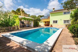 Casa a Los Pinares-La Masia. Chalet en la urbanizaci�n la masia