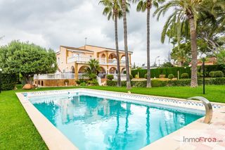 Haus in El Carme-Sant Agustí-Bonavista. Chalet en la eliana