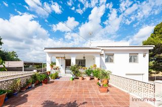 Casa in Camí de Paterna-Lloma del Calderer. Chalet en la lloma del calderer