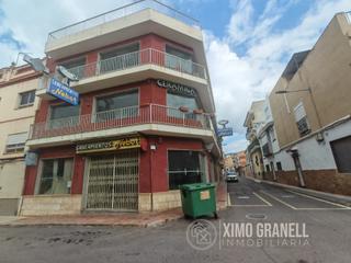 Edifici en Vall d´Uixó (la). Edificio esquinero de planta baja y dos alturas con balcón perim Edifici en Vall d´Uixó (la). Edificio esquinero de planta baja y dos alturas con balcón perim