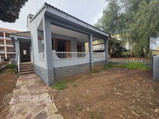 Casa a Moncófar Playa. Amplio chalet con terrazas, garaje y gran patio trasero