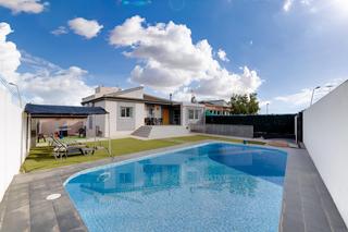 Xalet a Los Balcones-Los Altos. Encantador chalet en torrevieja tu refugio ideal a pasos de la p