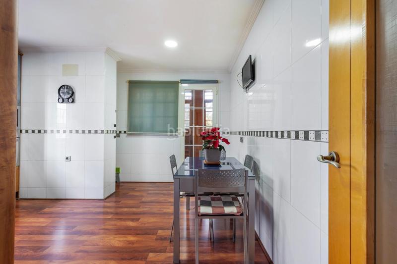 Foto 19558159-4d46-43fa-84f0-80eb3d89dc77. Casa aparellada amb calefacció aparcament piscina a Torrevieja