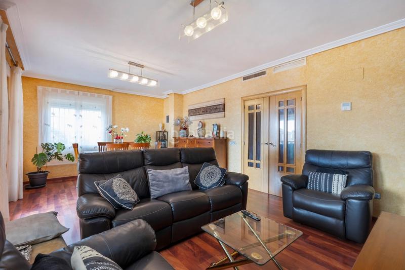 Foto 51e94c7f-c4ba-4490-bdda-9926bce5b93d. Casa aparellada amb calefacció aparcament piscina a Torrevieja