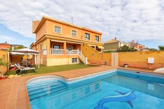 Doppelhaus en Aguas Nuevas. Chalet pareado de grandes dimensiones, piscina privada, stano y