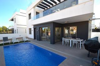 Xalet a Los Almendros. Moderno chalet independiente con piscina privada a la venta en p