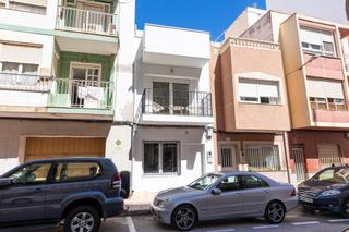 Zweistöckige Wohnung in Centro - Muelle Pesquero. Casa reformada en el corazón de torrevieja con orientación sur y