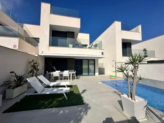 Chalet à Benijófar. Villa moderna con 5 dormitorios y piscina