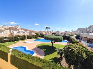 Casa a Parque Acuático - Sector 25. Espacioso bungalow con solárium y parcela privada y garage en el