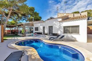 Chalet in Punta Prima. Villa moderna con piscina privada y 450m2 parcela en la playa de
