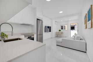 Casa en La Florida. Bungalow renovado con solárium privado de 40m2 en orihuela costa