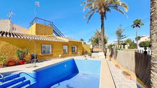Chalet à Punta Prima. Villa adosada con piscina privada en punta prima