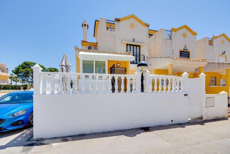 Foto 8bcd8932-c2f4-443f-968f-a70d602eb889. Casa  adosada en venta en El Raso Guardamar del Segura