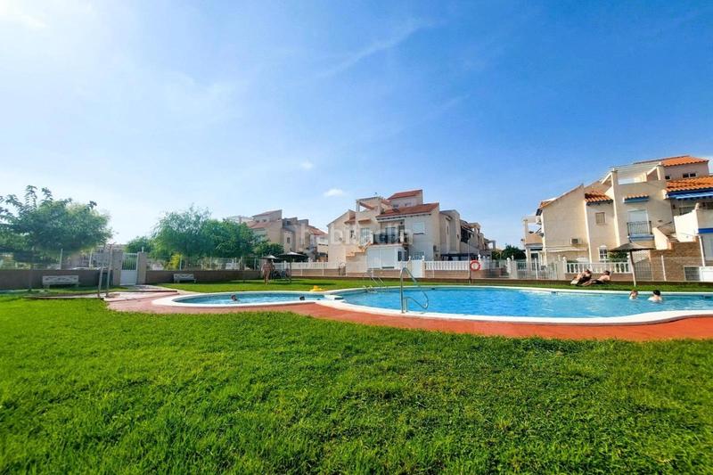 Foto 0f65e319-a0f7-42cd-b90a-abbbe39279a0. Ático bungalow elevado en la deseable área de Playa Flamenca en Orihuela