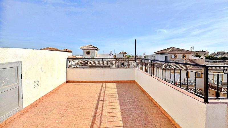 Foto 2eca9ea6-353e-44cb-8f35-3ccfcf534cb5. Dúplex encantadora casa adosada de dos dormitorios con piscina comunitaria cerca del mar en Orihuela