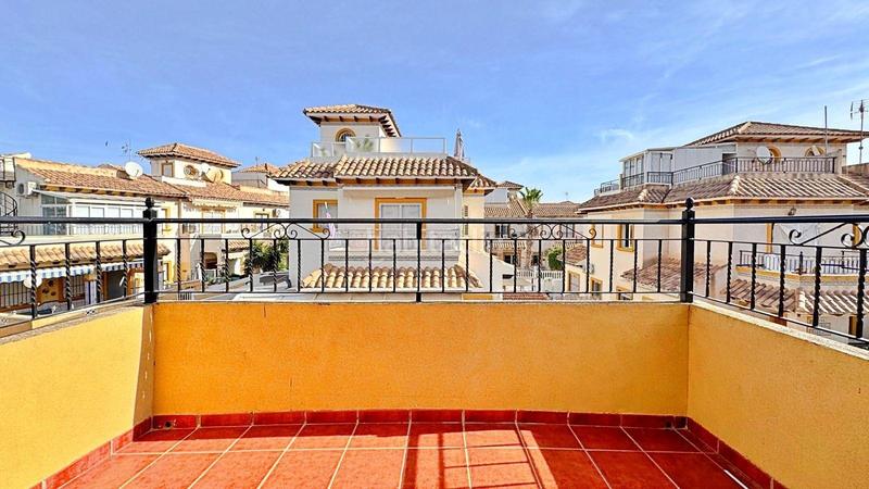 Foto 3cf09e6c-c7e0-4c22-b85f-5e92ce8a1f53. Dúplex encantadora casa adosada de dos dormitorios con piscina comunitaria cerca del mar en Orihuela